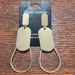 🌹New 🎉 Gold Dog tag earrings